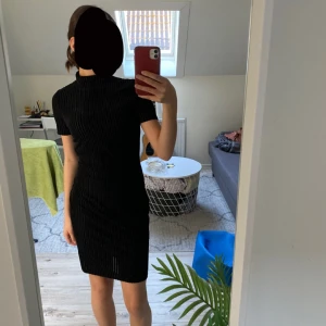 klänning - fin svart klänning som inte kommer till användning längre, klänningen är typ ribbad💗skriv för fler bilder eller frågor!