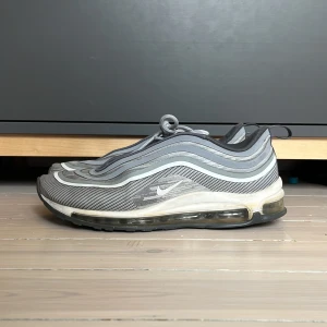 Nike air max 97 - Tja! Säljer dessa feta skor då jag inte använder dem längre. Skorna är lite slitna men går 100% att fortfarande ha på sig. Om du har nån fråga så e det bara att fråga.