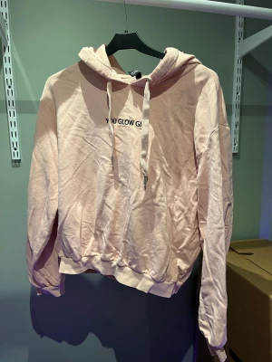 Rosa Hm hoddie  - Säljer denna sköna rosa hoddie från hm i storlek M men mer som en S. Lite mörkare rosa färg än vad som kommer med på bilden.   100kr insklusive frakt 💕💕