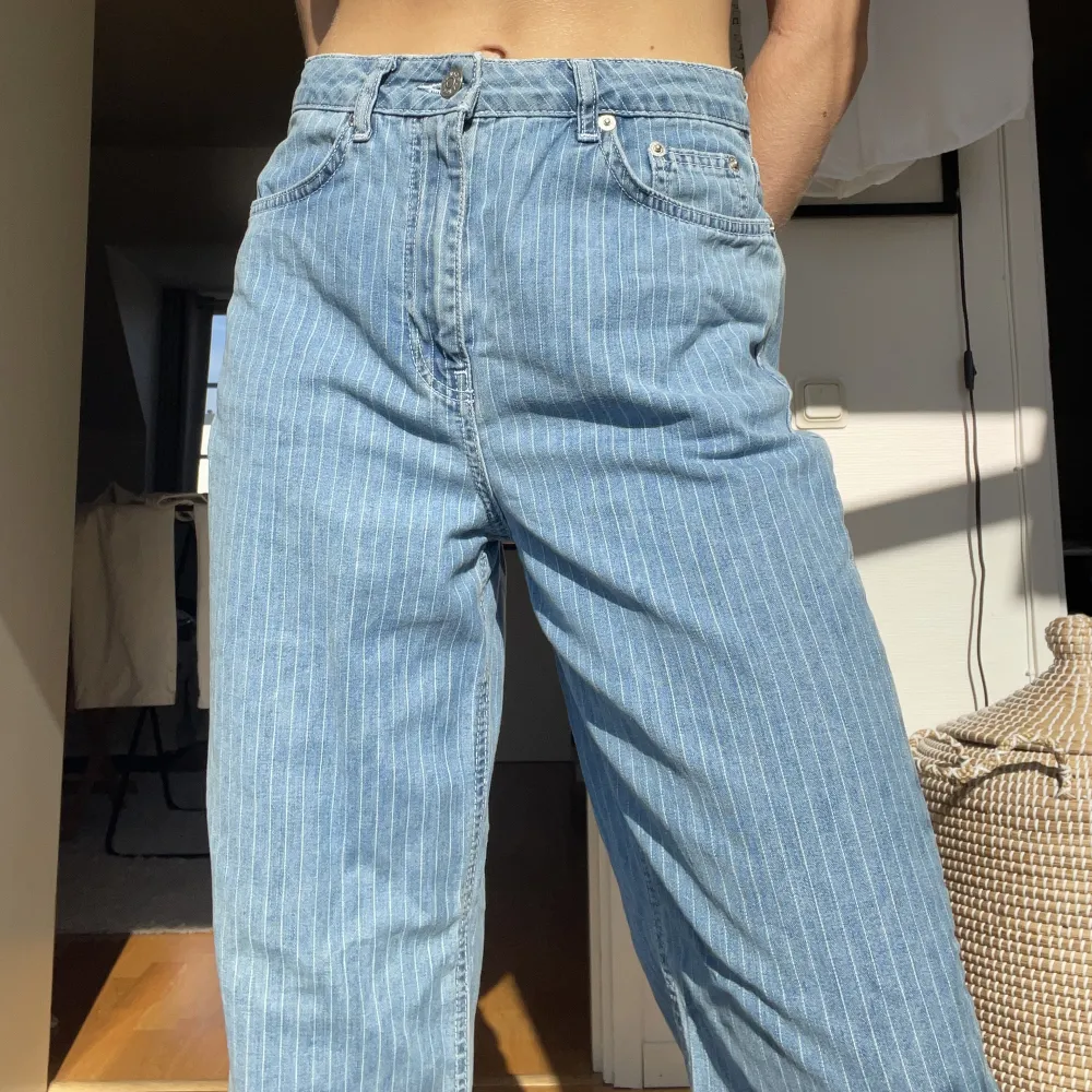 Randiga jeans från NA-KD. Raka i modellen och lite tunnare i materialet. Storlek 36.. Jeans & Byxor.