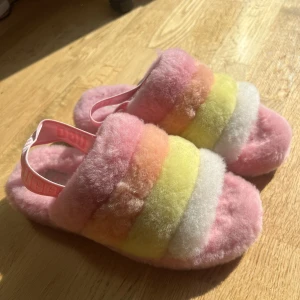 Ugg tofflor - Säljer mina helt oanvända Ugg tofflor, då de inte har kommit till användning. Storlek :39 Skriv om ni har några frågor💕