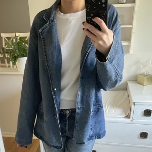 Jeansjacka - Säljer denna fina jeansjacka/ jeanskavaj som jag köpt secondhand men inte får använing för. Finns ingen storlek men skulle säga M, sitter snyggt oversized. Hör av dig vid frågor🤍⭐️