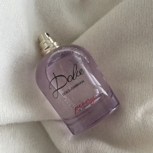 Dolce parfym - Jättegod parfym som inte kommer till användning då jag har massor redan. Nästan full (se bild). Parfymen saknar locket men annars inga problem. Söt å god😍 