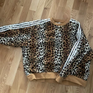 Adidas oversize - Storlek 36, men är oversize så skulle säga passar upp till storlek 42-44 Använd Max 5 gånger bra skick!