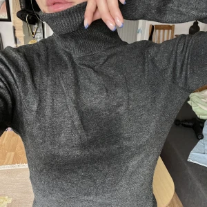 Polotröja  - Mjukaste tröjan ever från VeroModa med lång polokrage som du kan vila hur du trivs den med.🩶🩶