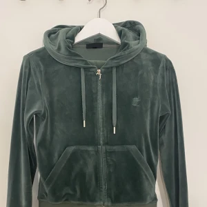 Juicy  - Säljer min juicy sett då jag inte använder den längre. Jätte fin färg. Har använt den många gånger men är i skit bra stick ändå. Köpt för 2200 säljer för 800. Byxorna är i M och koftan är i S