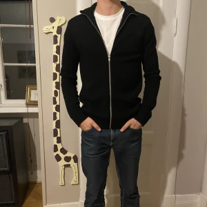 Full Zip Brother - Jätte fin full zip tröja som är perfekt till alla säsonger. Modellen i bilden är 177Cm. Tröjan är i nyskicka och därför lägger jag ut den för 499kr. 
