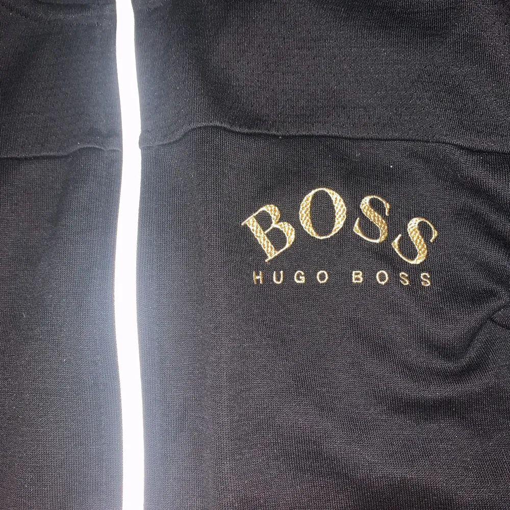 Hugo boss tröja köpt på nk för 3 år sen Kommer ej till användning nu. Tröjor & Koftor.