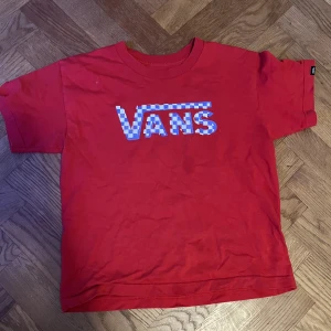 Vans T-Shirt - Säljer en ganska använd Vans tröja, den har några fläckar och hål men inget jätte stort. Finns fortfarande liv i den! Släpper billigt! Bilder i DM! 🙌💫 Storlek M men sitter som en S!