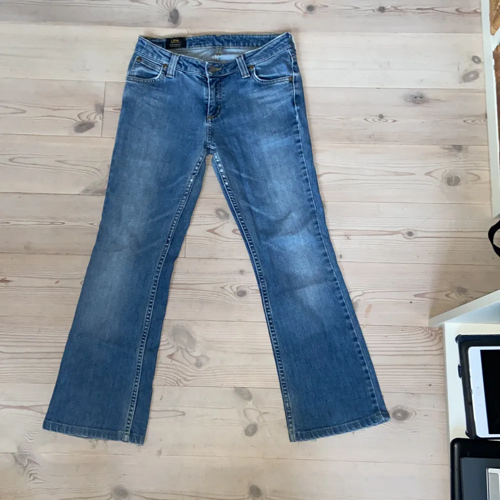 Snygga lee jeans men ganska korta ben. . Jeans & Byxor.