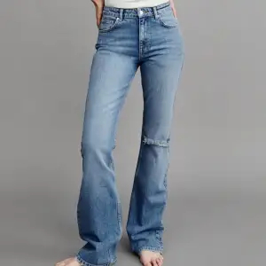 Säljer dessa super fina och populära jeans från Gina tricot som nu är slutsålda. De är lågmidjade och utsvängda med ett hål på höger sida. De är köpta för 599kr och säljer för 250, priset kan diskuteras vid snabbaffär.