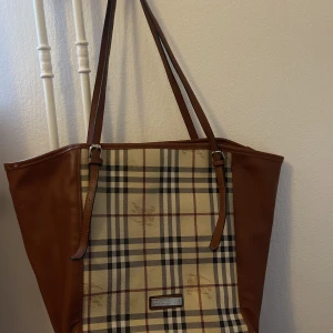 burberry väska - Inte äkta men stor och får in plats med många saker 