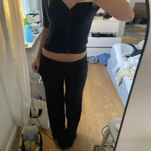 Stickad tshirt  - Fin marinblå stickad tröja med knäppning 