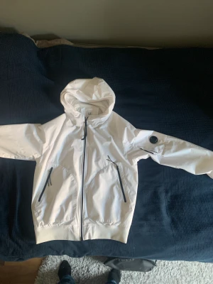 CP company jacka  - Vit CP company jacka som är använd 1 gång. Anledning till att jag säljer är att den var lite för liten tyvärr. Storleken är M. Köpte den för någon månad sen för 4400 kr på deras egna hemsida. Hör av er vid frågor! 