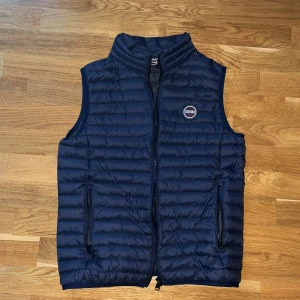 Colmar väst  - Colmar väst i storlek, 172 junior Köptes i våras och är nu för liten. Andvänd sparsamt och är i fint skick med färgen mörkblå. 