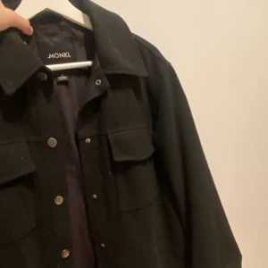 Jacka - Jacka från Monki, sparsamt använd!! Nyskick! 