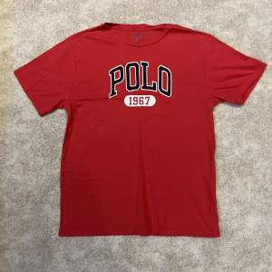 Polo Ralph Lauren t-shirt. Tröjan är i ett mjukt material och är lite oversized.