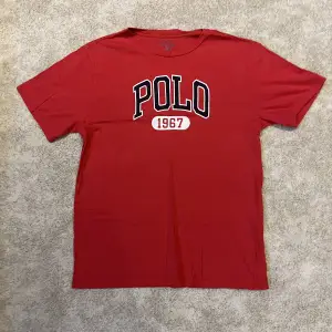 Polo Ralph Lauren t-shirt. Tröjan är i ett mjukt material och är lite oversized.