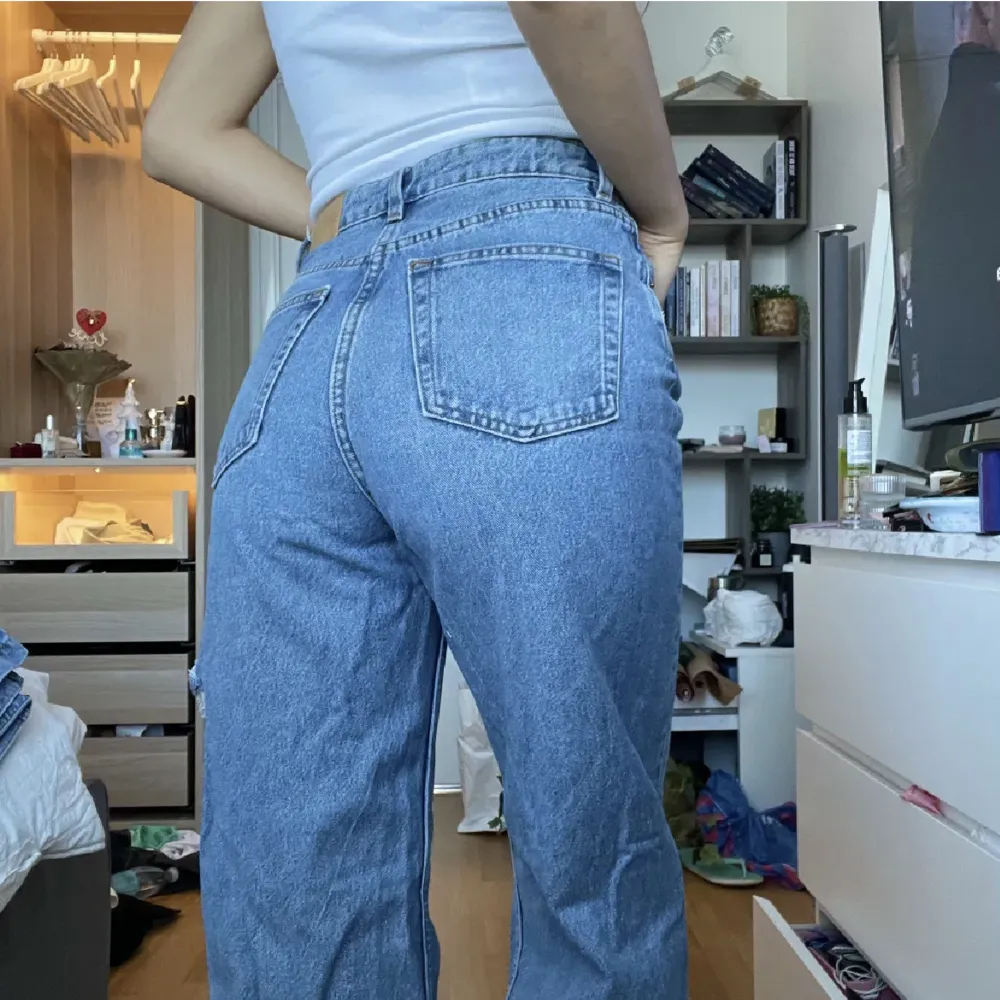 Monki jeans , slitsen har jag gjort själv💖Frakt tillkommer📦. Jeans & Byxor.