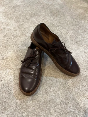 Finskor Common Projects - Finskor från Common Projects. Passar perfekt till kostym. Skorna är i väldigt fint skick. Nypris 3900kr