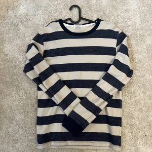 Randig sweatshirt - Randig sweatshirt i mjukt och runt material. 