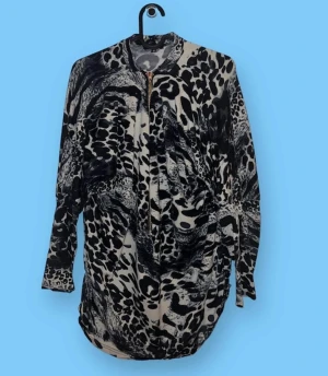 Jacka med gepardtryck - Den är i bra skick och har inte använts många gånger. 