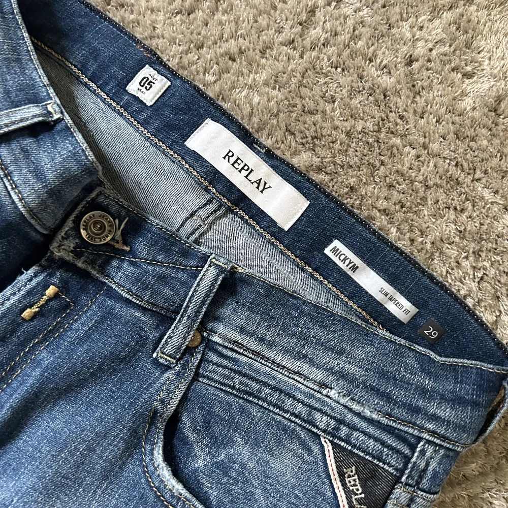 Tja, säljer dessa Replay jeans då de inte passar mig. Toppskick utan defekter. Hör av dig om du undrar något. Jeans & Byxor.