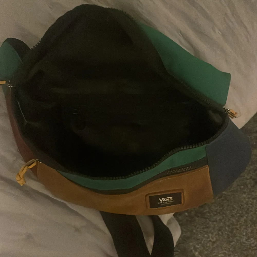 Det är en vans magväska i multi färg med mycket utrymme för saker. Väskor.