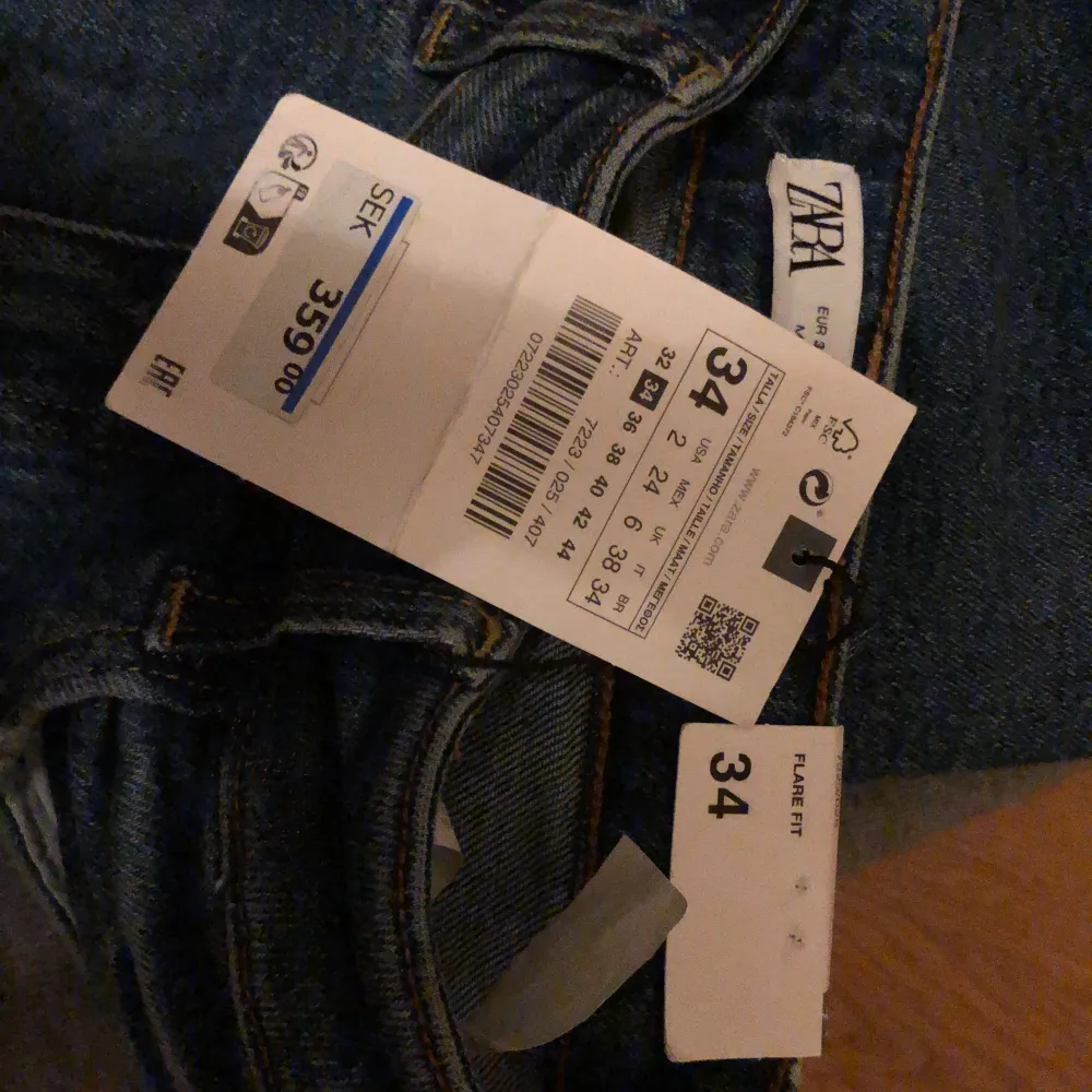 Ett par helt nya Flarie fit zara jeans som aldrig är andvända med lappen på😊. Jeans & Byxor.