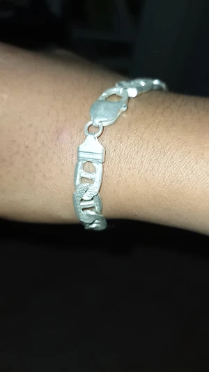 Äkta silver armband - Äkta silver, pris kan diskuteras, väldigt bra skick, inte begagnad, inga skrapor eller något liknande