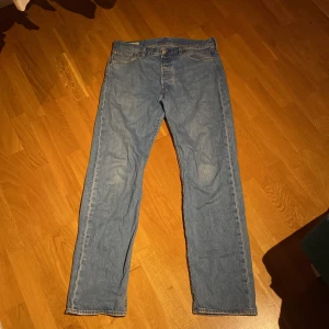 Levis 501 - Använder inte då jag tycker dom sitter fel på mig  Jeansen har inga skador och är som nya 