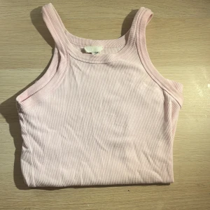 Jätte fint ribbat linne! - Ett jätte gulligt ljusrosa linne från hm! Storlek M men paddan nog allt från Xs-M då det är super stretchig och bekvämt! 