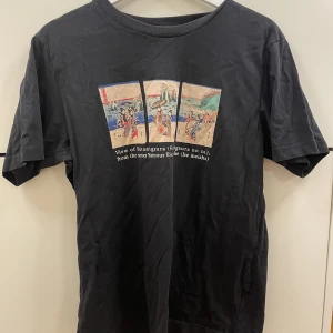 Tshirt med tryck - Svart fin tahirt med tryck på bröstet. Fint skick, knappt använd. 