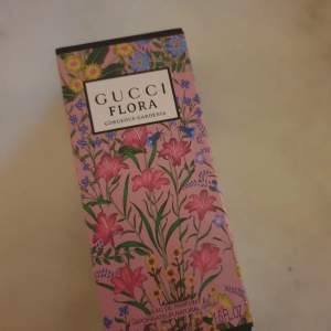 Säljer min Gucci flora gorgeous gardenia EDP.   Nypris 1345 kr.   Oanvänd i originalförpackning. 