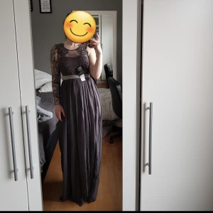 Balklänning  - Balklänning, helt oanvänd. 