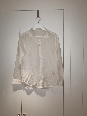 Skjorta  - Bra skick hör av er för fler bilder eller om ni har några frågor 