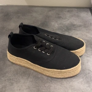 Svarta skor  - Svarta skor från hm, med ”beige” sula. Passar mig som vanligtvis har storlek 38/39🤍Nyskick 