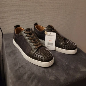 Christian Louboutin Skor - Ett par extremt feta Christian Louboutin skor i färgen mörkgrön/camo. Skick 9/10 använda sparsamt. Äkthetsbevis från vestiaire collective ingår! Enbart skorna därav det låga priset. Hör av dig vid minsta lilla fråga🙂