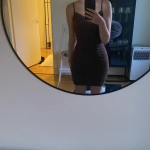 Festklänning  - Superfin brun miniklänning från hm. Är använd men i fint skick.