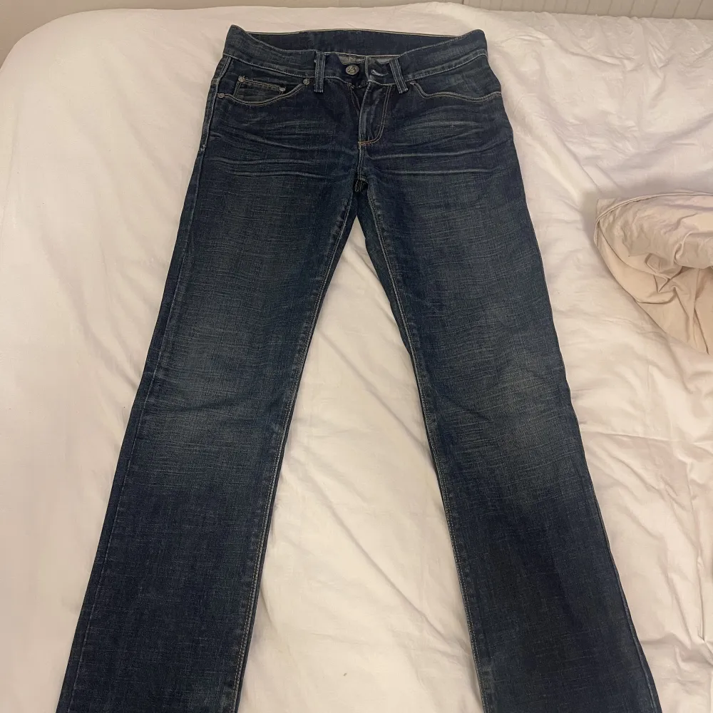Snygga lågmidjade jeans från crocker raka i benen, osäker på storleken men passar mig som har S i byxor vanligtvis, skriv vid frågor. Midja:38,5 Innerbenslängd:78. Jeans & Byxor.