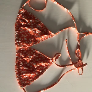 Snygg bikini topp - Så snygg bikini topp som aldrig är använd, köpt från shein i storlek L men den är defenetivt som en S i storlek💘