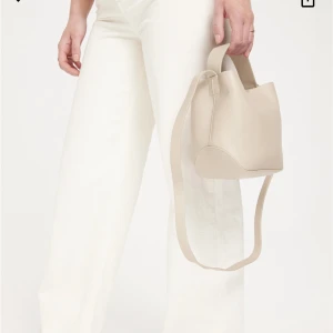 Väska - Säljer denna oanvända väska ifrån Nelly. Säljer pga för många väskor. Köptes för 329kr. Tryck på köp direkt eller skriv till mig privat om frågor☺️