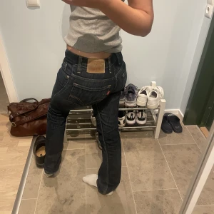 Lågmidjade Jeans - Säljer dessa ur snygga jeans från Levis!!!’ Varit mina favorit jeans länge därav priset.  400kr+ frakt, och passar någon med XS/S och 160 cm lång! 💗 Är inte helt säker på om bacill sälja därav prisförslag, men skriv för intresse!💗