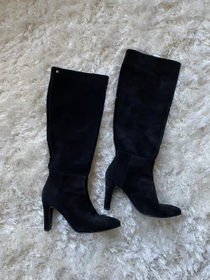 Agnes Cecilia stövlar strl 37 - Stövlar från märket Agnes Cecilia som är mycket lite använda. Inköpta vintern 2022. Nypris 1300:- Klacken är 9 cm