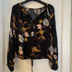 Blus - Blus med blommigt mönster, i mycket gott skick 