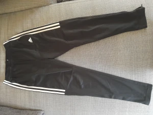 Adidasbyxor! - Ett par svarta Adidasbyxor från Adidas!