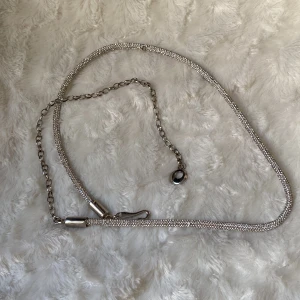 Glitterskärp - Supersnyggt glitterskärp! Perfekt för fester över en klänning eller till ett par byxor! Köpt på en marknad så vet ej nypris, inga tecken på användning, perfekt skick. Kom privat för mer info eller bilder <3