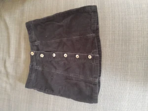 Svart kjol! - En svart kjol med randigt material och knappar från Kappahl!