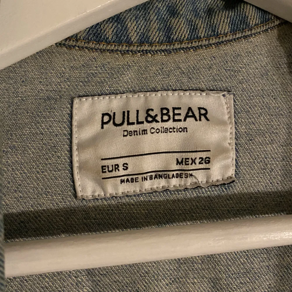 Denimjacka från pull&bear i storlek S.. Jackor.