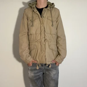 Ralph Lauren Jacka  - Ralph Lauren Denim Supply Cargo Jacka - storlek M - varan är i jätte fint skick- modellen är 188cm och 83kg - nypris ~ 4199kr - vid frågor eller funderingar är det bara att skriva!